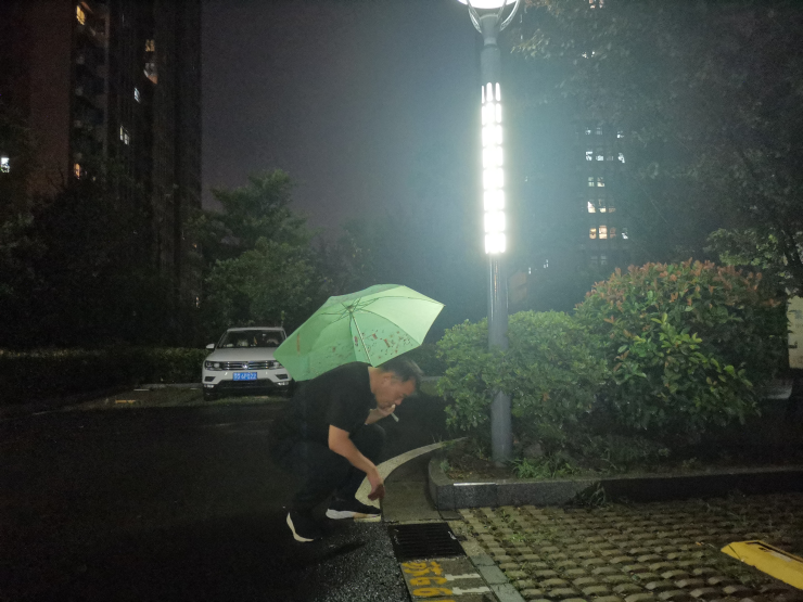 /upload/localpc/default/20220810101834/1有你在，我心安范永亮同志雨中值守.jpg
